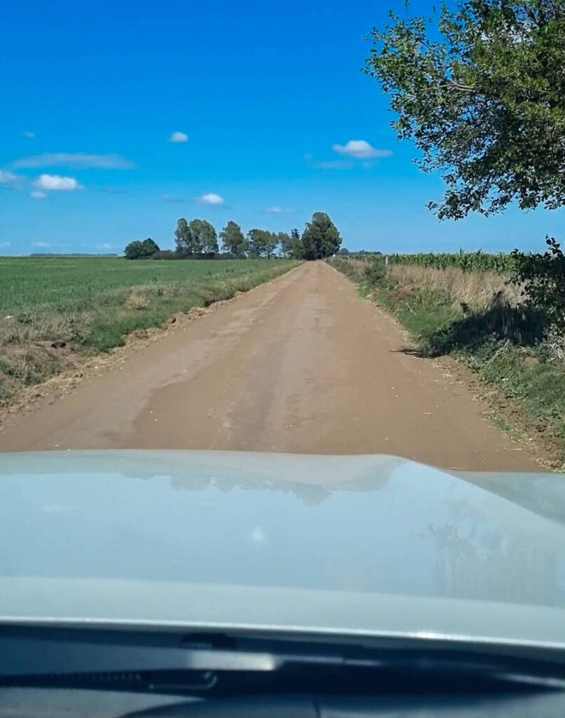 ruta de ripio en el acceso a la cascada cifuentes