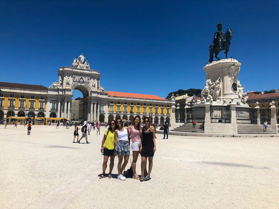 viaje de amigas en plaza de comercio Lisboa