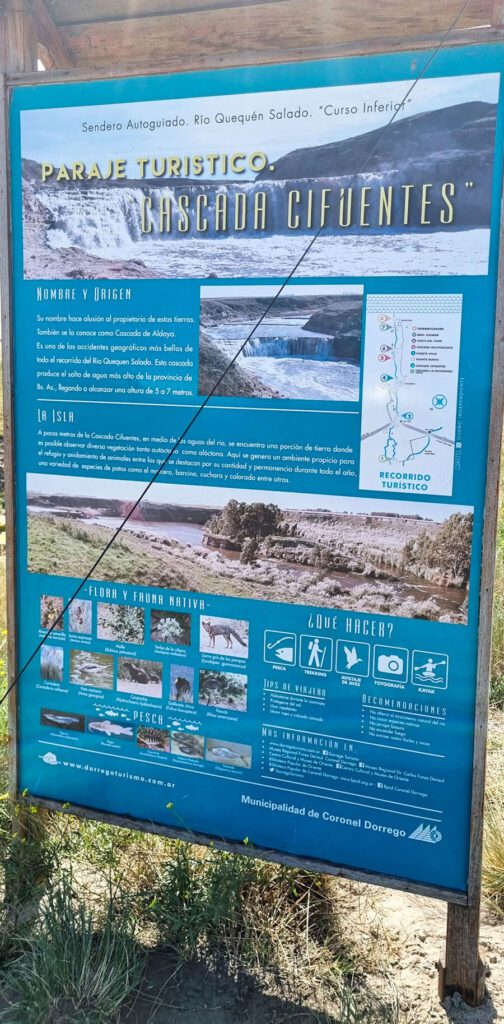 Cartel con informacion turistica sobre la Cascada Cifuentes y alrededores