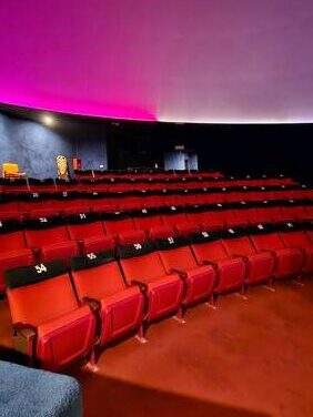 La sala del planetario en Malargue esta equipada con butacas que se reclinan para ver la proyeccion en el techo