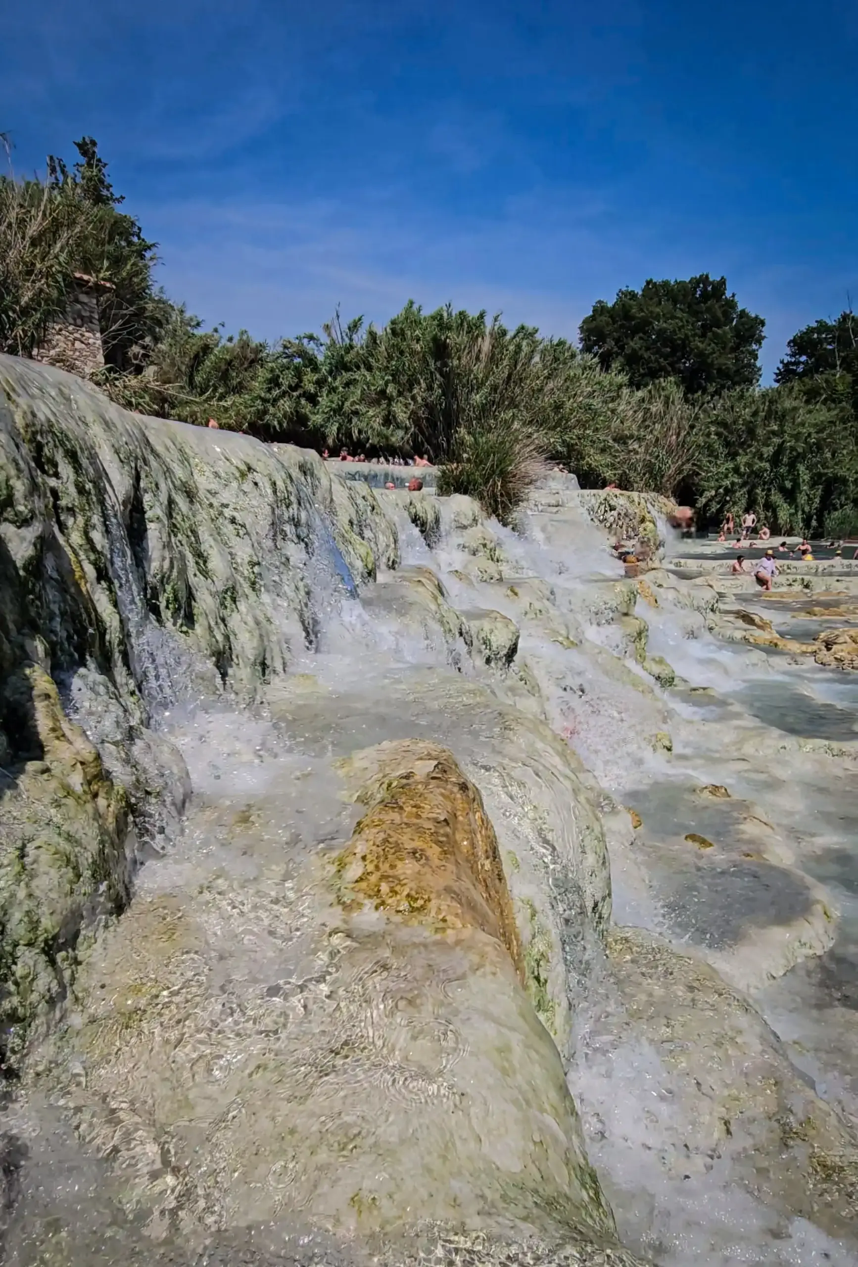 las termas de saturnia son gratuitas y ofrecen un paisaje impresionante y aguas a 37 grados