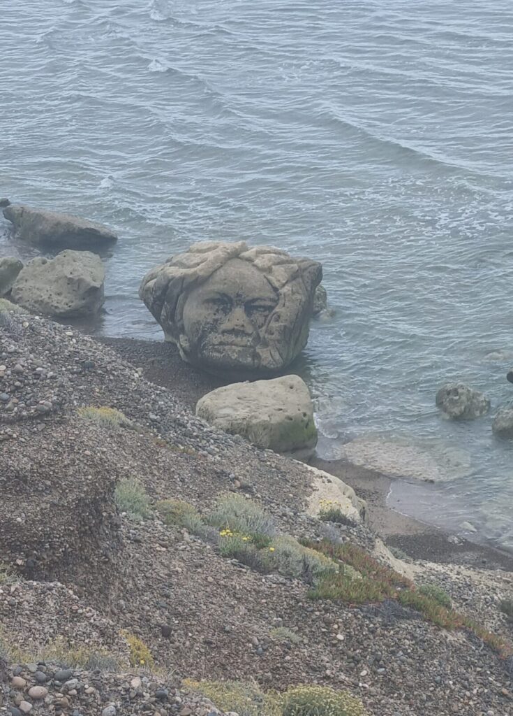 Piedra tallada en playa patagonica Chubut