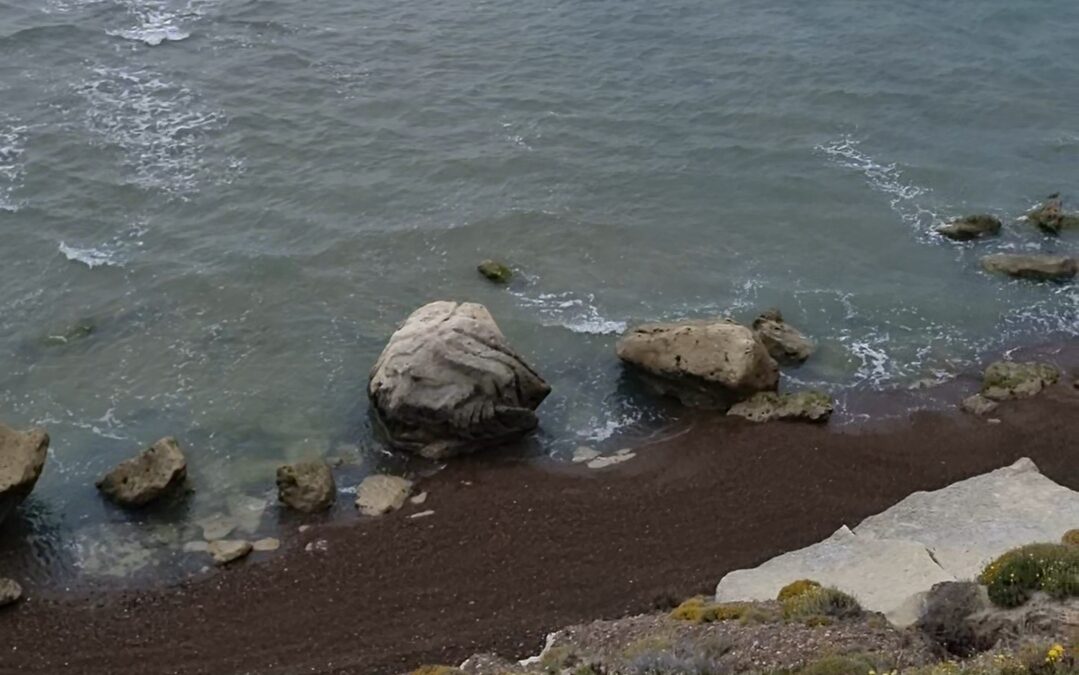 Piedras talladas en playa patagonica, chubut