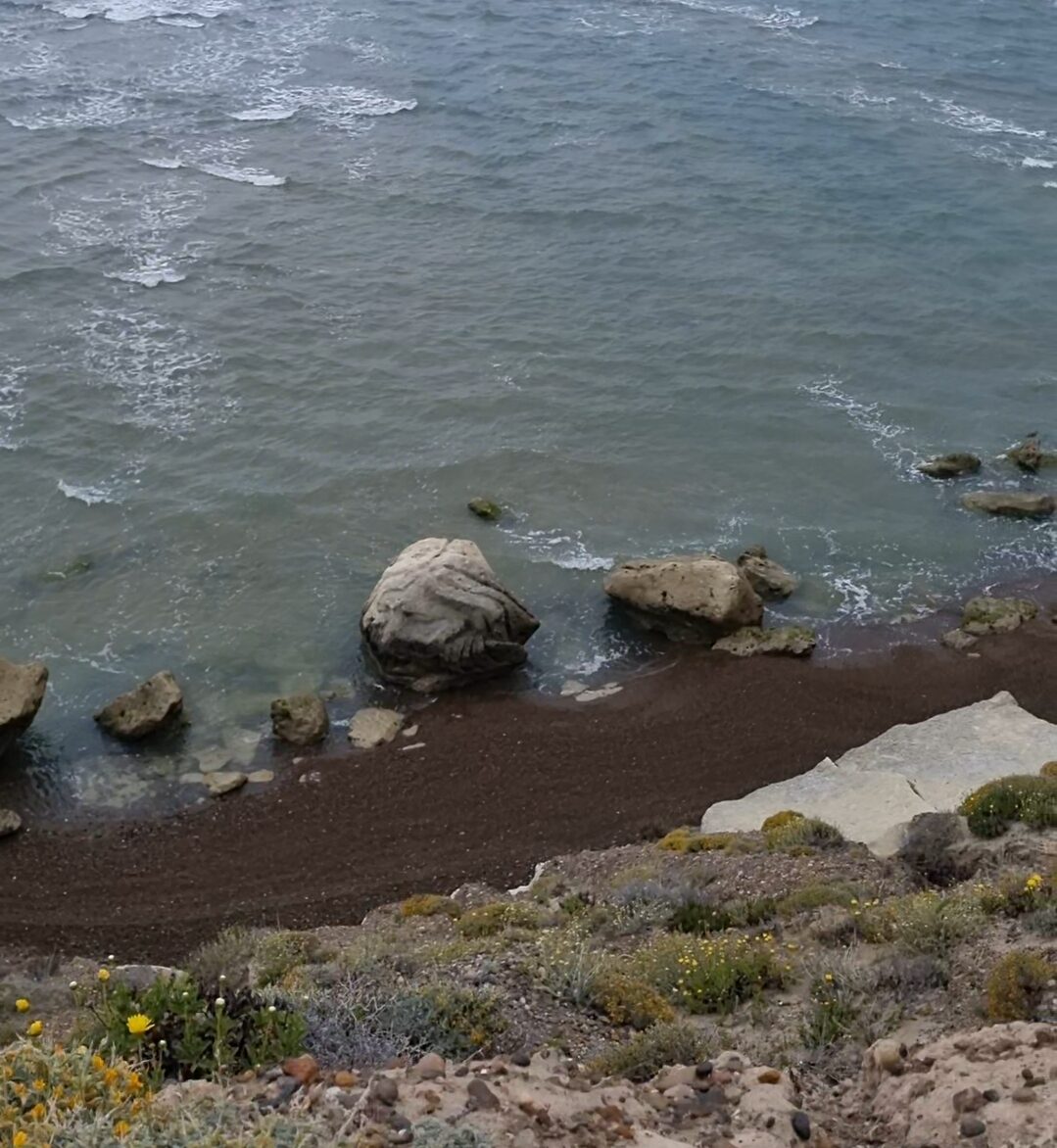 Piedras talladas en playa patagonica, chubut