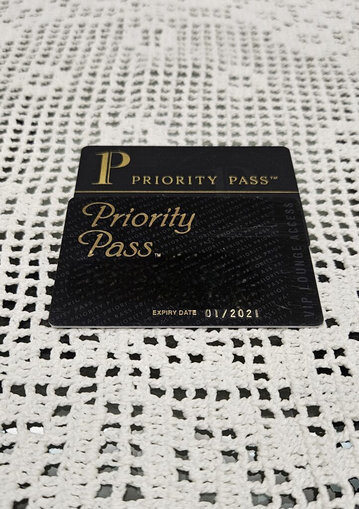 Antes el ingreso a los salones VIP con Priority Pass se realizaba a traves de estas tarjetas hoy es con un Codigo QR