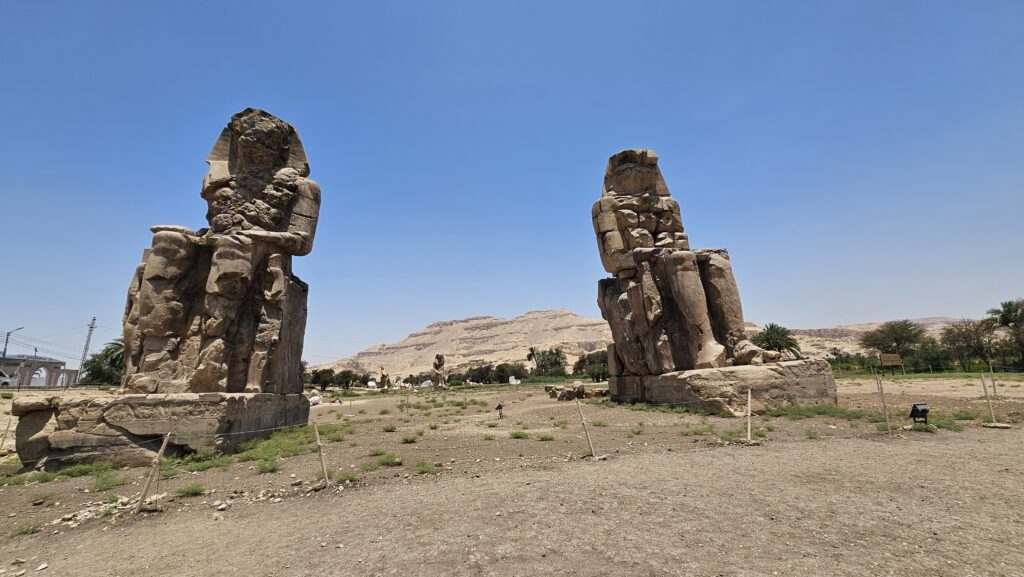 colosos de memnon en luxor viaje grupal a egipto